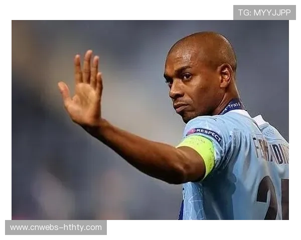 费尔南迪尼奥捧杯告别曼城,功勋老将泪洒伊蒂哈德 费尔南迪尼奥捧杯告别曼城,功勋老将泪洒伊蒂哈德